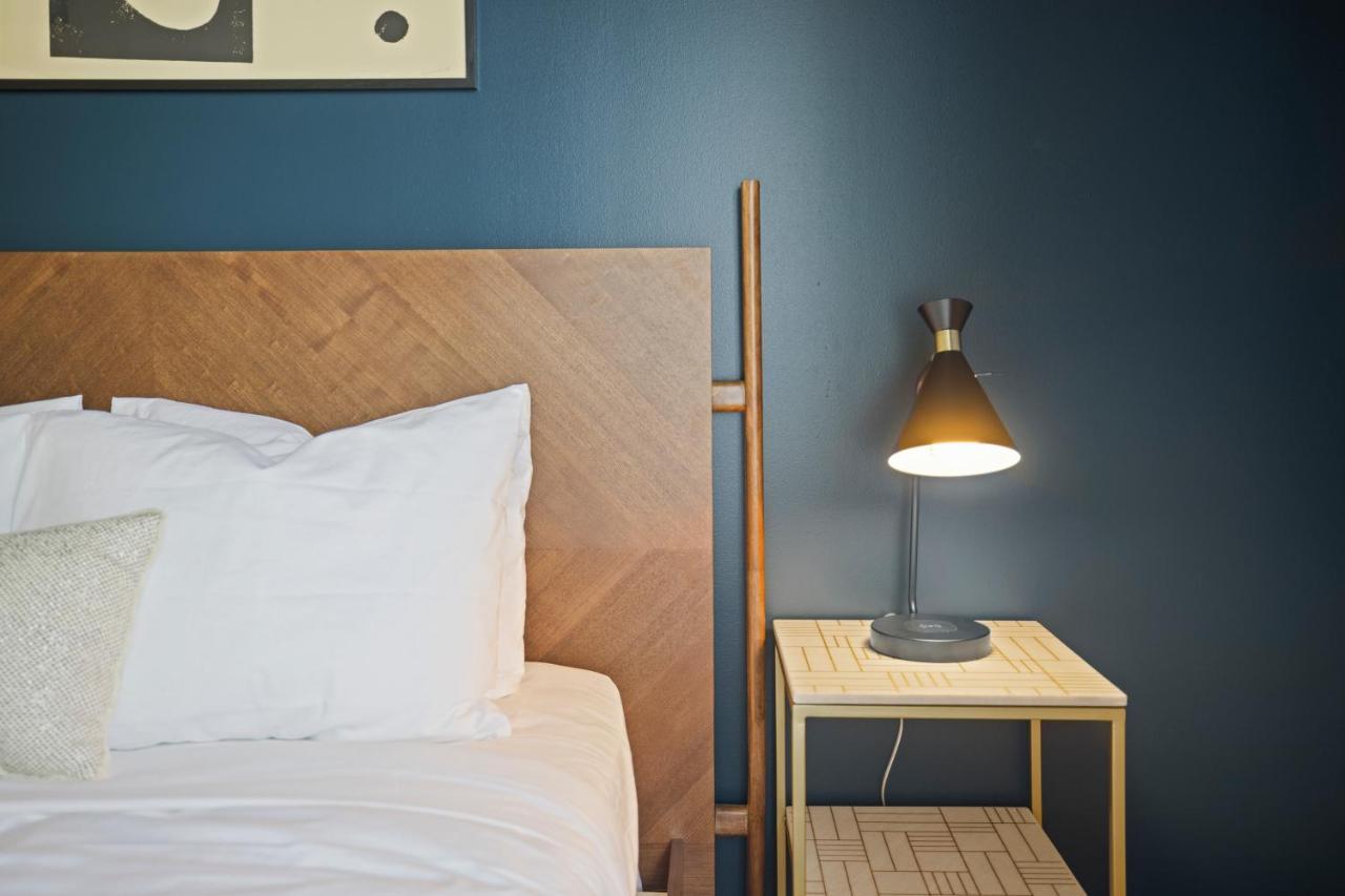 Placemakr Premier Sobro Nashville Eksteriør bilde A lamp on a nightstand