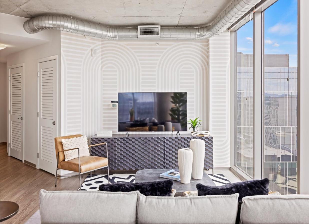 Placemakr Premier Sobro Nashville Eksteriør bilde A living room at 1001 Olympic