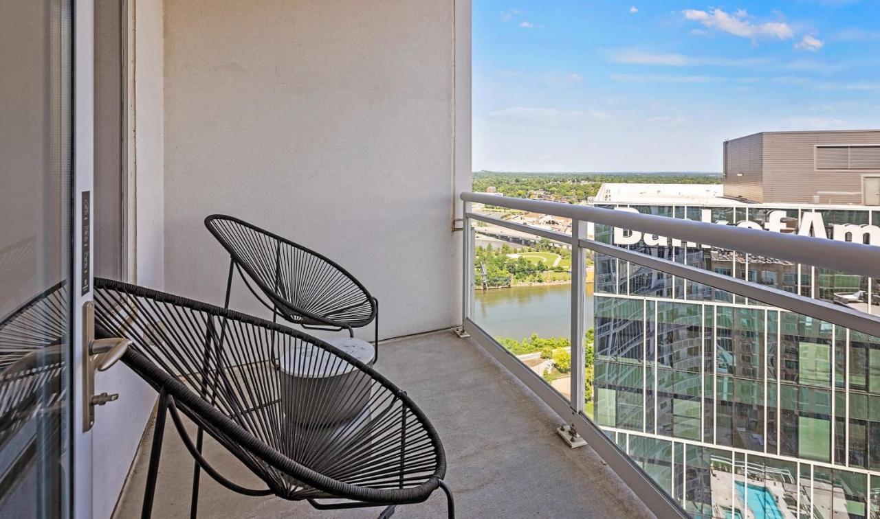 Placemakr Premier Sobro Nashville Eksteriør bilde A balcony at the River District