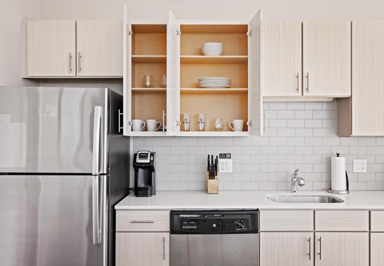 Placemakr Premier Sobro Nashville Eksteriør bilde A typical kitchen in a typical apartment