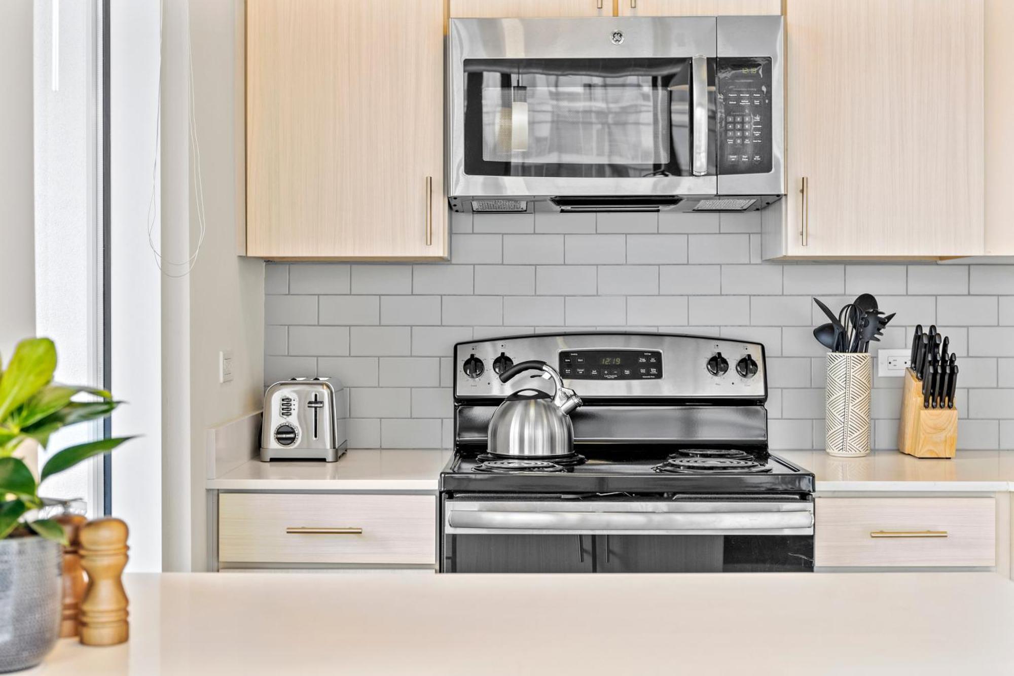 Placemakr Premier Sobro Nashville Eksteriør bilde A microwave oven above a stove
