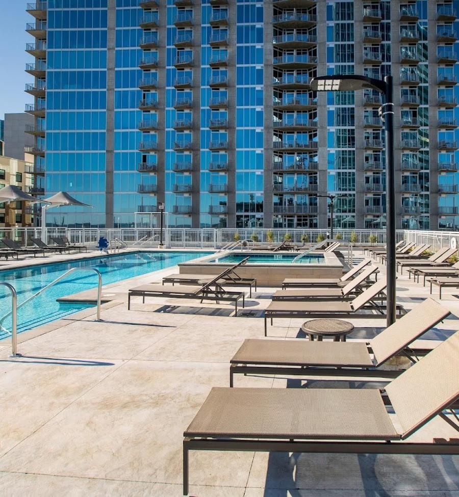 Placemakr Premier Sobro Nashville Eksteriør bilde The pool at the Ritz-Carlton, Downtown, Los Angeles